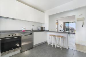 a kitchen with white cabinets and stainless steel appliances at Espectacular Y Amplio Las Américas in Playa de las Americas