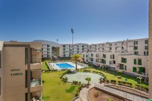 a view of the courtyard of a building with a pool at Espectacular Y Amplio Las Américas in Playa de las Americas