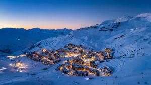 an aerial view of a town in the snow at Appartement 6 couchages Val Thorens in Val Thorens