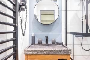 a bathroom with a sink and a mirror at Appartement 6 couchages Val Thorens in Val Thorens