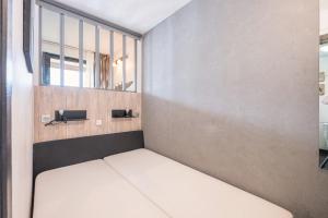 a small room with a bed and a window at Appartement 6 couchages Val Thorens in Val Thorens