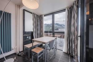 a table and chairs in a room with a window at Appartement 6 couchages Val Thorens in Val Thorens +23 photos