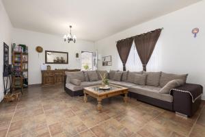 a living room with a couch and a coffee table at Casa Guerepe in La Pared