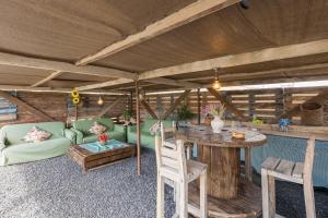 a living room with a green couch and a table at Casa Guerepe in La Pared