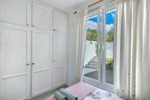 a white room with a large window and a bed at Casa Crater 3 in El Paso