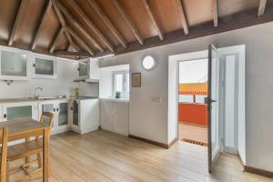 a kitchen and dining room with a table and a door at La Gomera in La Victoria de Acentejo +14 photos