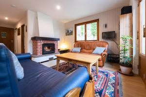a living room with a couch and a table at Gite Nature L'orée Des Etoiles in Stosswihr