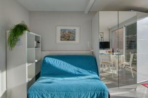 a blue couch in a room with a table at Gite Azur Toulouse Sud in Lherm