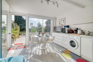 a kitchen with a table and a washing machine at Gite Azur Toulouse Sud in Lherm