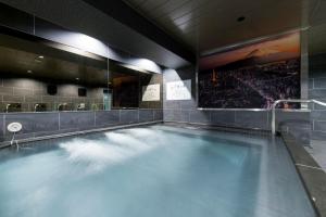 una gran piscina de agua en un gimnasio en Anshin oyado woman Tokyo Ginza shiodome - Women Only, en Tokio