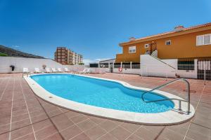 a swimming pool in a courtyard with a building at Casa Brisas De Candelaria in Candelaria