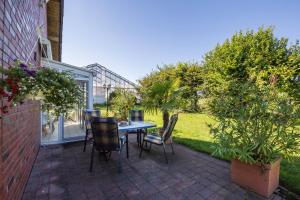 a patio with a table and chairs in a yard at mit Wintergarten nah Moviepark in Bottrop