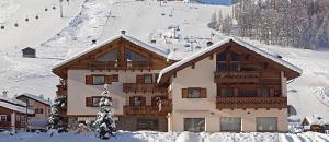 a ski lodge in the snow with a ski slope at I Mini Appartamenti in Livigno