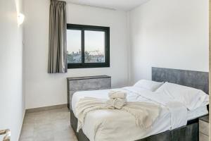 a bedroom with a large bed with a towel on it at Giuliano Superior 2 para 4 personas in Empuriabrava