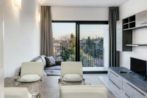 a living room with a couch and a table and chairs at Giuliano Superior 2 para 4 personas in Empuriabrava