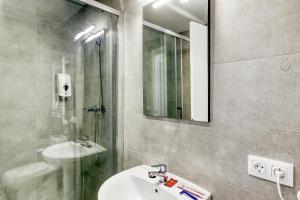 a bathroom with a sink and a shower and a mirror at Giuliano Superior 2 para 4 personas in Empuriabrava +15 photos