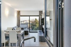 a living room with a table and a dining room at Giuliano Superior 2 para 4 personas in Empuriabrava