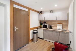 a small kitchen with a door and a counter at Vogelsberger Bett 7 die 1 in Alsfeld +11 photos