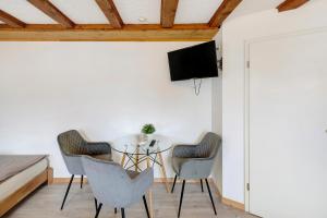 a dining room with a table and chairs and a tv at Vogelsberger Bett 7 die 1 in Alsfeld