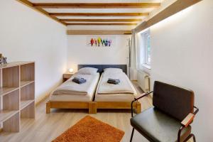 a small room with two beds and a desk at Vogelsberger Bett 7 die 1 in Alsfeld