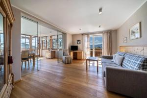 a living room with a couch and a table at Alber Ferienwohnung Mürri in Verano