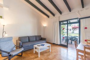 a living room with a couch and a table at Casa 6 U en Complejo Binisafua in Binisafua