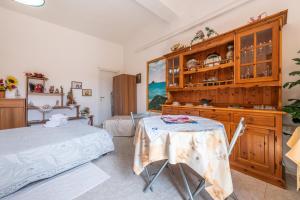 a room with a table and a kitchen at Monolocale Il Girasole in Villaputzu +11 photos