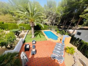 an aerial view of a backyard with a swimming pool at Gloriann in Moraira