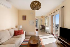 a living room with a couch and a tv at Casa Inti in Tijarafe