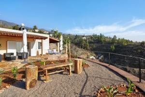 a house with a bench and a view of the mountains at Casa Inti in Tijarafe