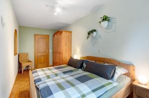 a bedroom with a bed with a checkered blanket at Ferienwohnung Blumenau in Schmallenberg