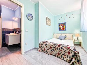 a bedroom with blue walls and a bed in a room at Villa Galatea Stella Marina in Capoliveri