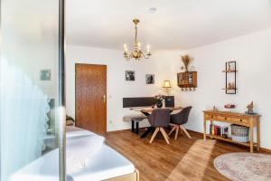a living room with a table and a desk at Aschaubichl - Wohnung Bergaurikel in Grainau