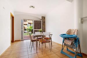 a dining room with a table and chairs at Casa Carlos in Corralejo