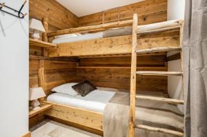 a bedroom with two bunk beds in a log cabin at Lodge Alouette in Champagny-en-Vanoise +20 photos
