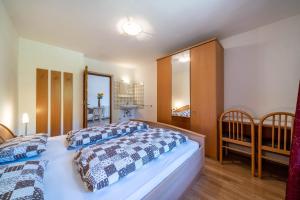 a bedroom with two beds and a mirror at Ferienwohnung Brunjaunhof in Schenna