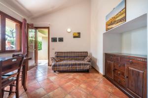 a living room with a couch and a table at Accu is Prezzus E special 50m mare in Villasimius