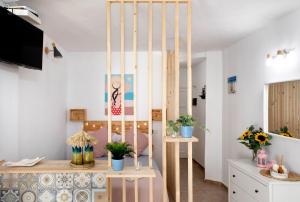 a room with a desk and a room with a television at Vista Al Paraíso in El Pris