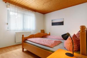 two twin beds in a room with a window at Grüner Ausblick in Oberkirch