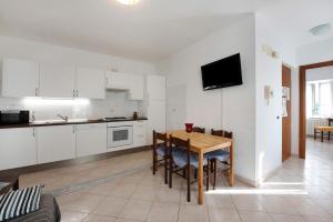 a kitchen and dining room with a table and chairs at Trilocale San Nazario in Varazze
