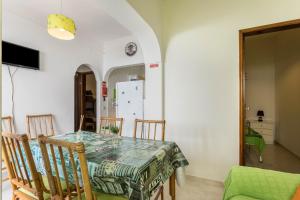 a dining room with a table and chairs at Geo House in Vila do Bispo