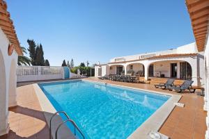 a swimming pool in the middle of a house at Brisa do Mar in Carvoeiro