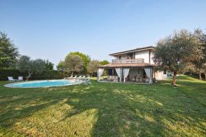 a house with a swimming pool in a yard at Villa Grazia in Manerba del Garda