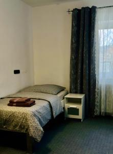 a bedroom with two twin beds and a window at Ferienwohnungen in Lohr in Lohr am Main