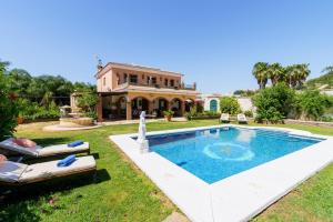 a house with a swimming pool in the yard at La Huerta Del Sur in Alhaurín el Grande