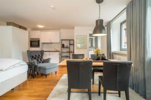 a kitchen and dining room with a table and chairs at 1 Zimmer-appartment Nr 12 in Wangen im Allgäu