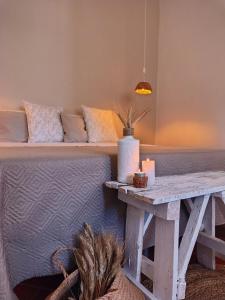 a living room with a bed and a table at Meridiana case al mare in Mattinata