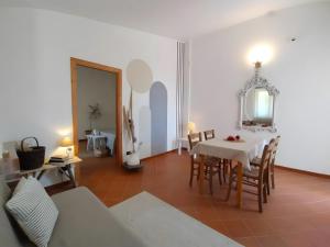 a living room with a white table and chairs at Meridiana case al mare in Mattinata