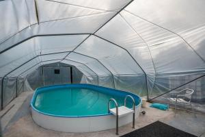 a tub in a tent with a chair in it at Großes Gästehaus in Sudwalde