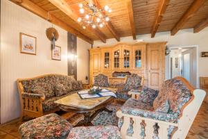 a living room with couches and a table at Großes Gästehaus in Sudwalde